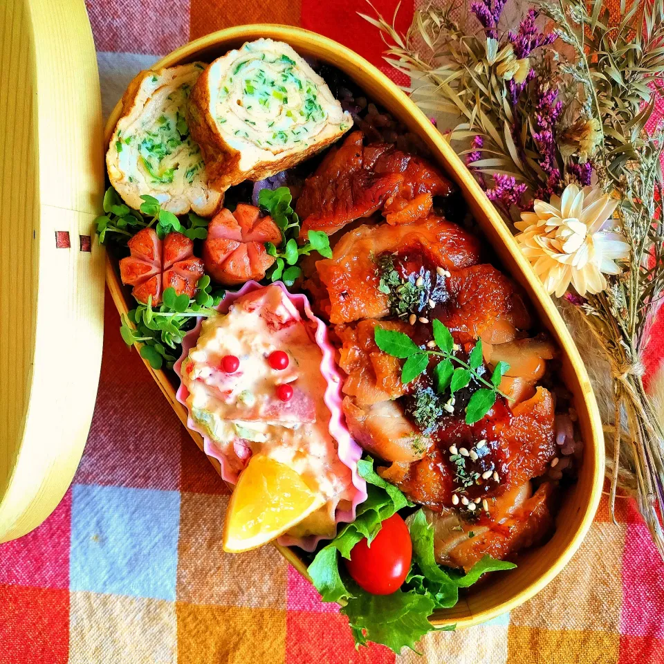 鶏照り弁当
　鶏の照り焼き
　シャウエッセン
　だし巻きたまご

美味しくできました✨|ふかふかごはんさん