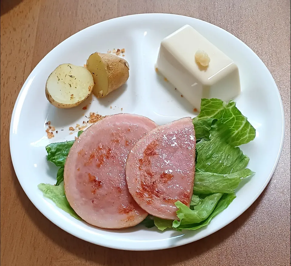 新じゃがいも、冷奴、ハムステーキ、レタス|ナナさん