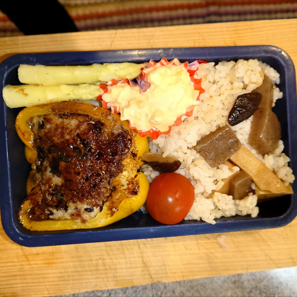 パプリカ肉詰め（バルサミコソース）、ホワイトアスパラタルタル、筍ご飯弁当4/22|まりっぺ2025さん