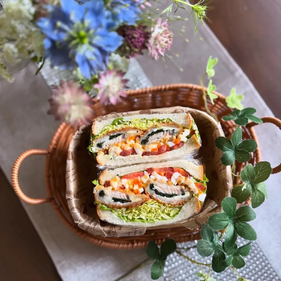4/22❤︎私のサンドイッチ弁当🥪🌱

＊ ぞっこん食パン
＊ 私弁当
＊ チーズ＆ほうれん草サーモンカツレツ
＊ 半熟たまごサラダ
＊ フリルレタス、キャベツ、トマト|Makinsさん