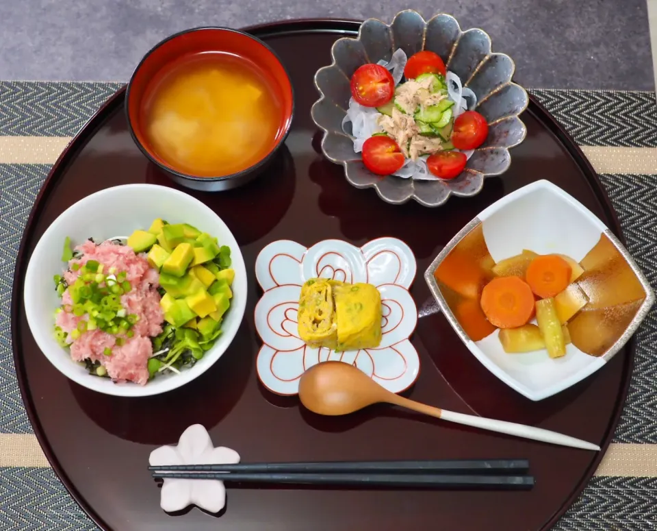 ネギトロアボカド丼な定食？|こりちゃんさん