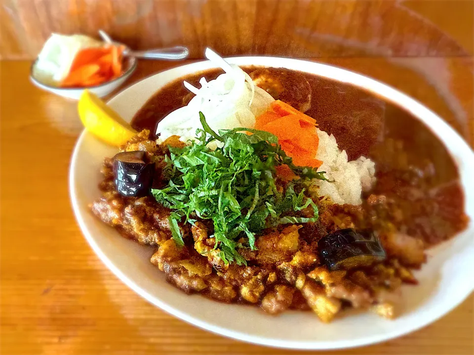 ドライポークと大辛チキンのあいがけ🐽🐔🍛🌶️🔥味玉トッピング🥚ピクルスマシマシ🥒|buhizouさん