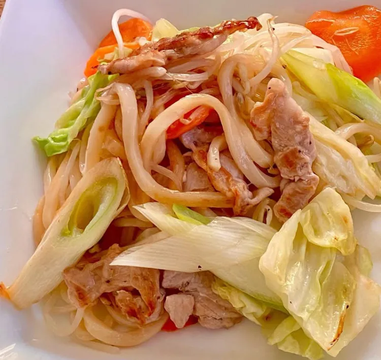 「焦がしニンニク味噌 焼うどん」
クロワッサンダマンド🥐と
ビールを添えて 昼ごはん💦|ばくあんしゃさん