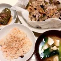鮭の炊き込みご飯、ピーマンのおひたし、豚肉とピーマンとキノコ蒸し|eさん