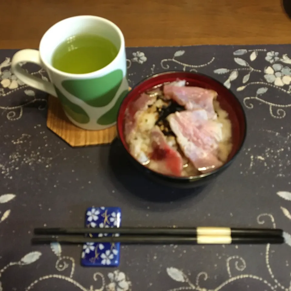 中トロ茶漬け、熱い日本茶(朝ご飯)|enarinさん