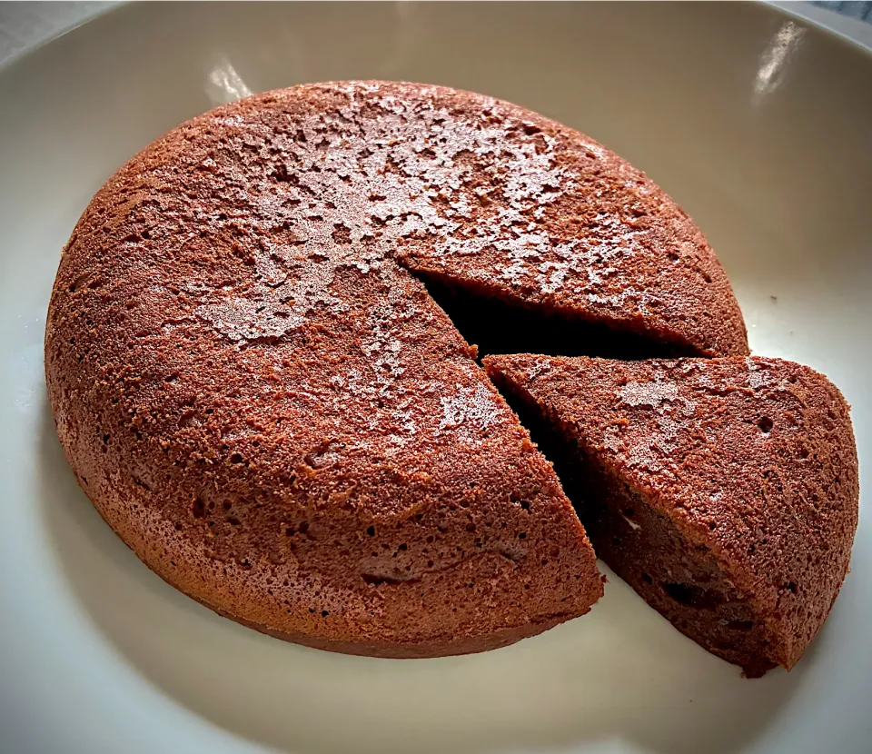 ランチにブラックチョコを使って、濃厚チョコレートケーキを焼きました😋🎵✨|ギムレットさん