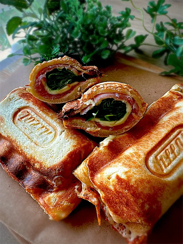 Snapdishの料理・レシピ写真:ホットサンド🥪｜おとなりのホットサンド♪
