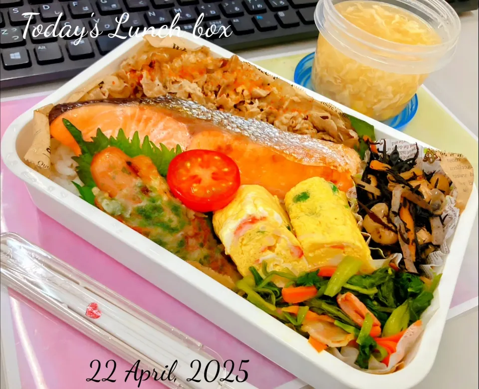 本日の日替わり弁当🍱

①牛皿（吉野家の冷凍牛丼の具）
②焼き鮭 
③ちくわウィンナー磯辺揚げ
④プチトマト
⑤いつもの厚焼きたまご
⑥母ちゃんの小松菜・人参炒め
⑦ひじき煮

     汁もの  中華風かきたまコーンスープ|TakeBooさん