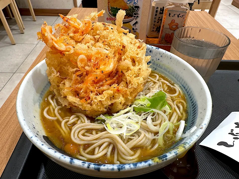 カレーそばに桜海老のかき揚げ|マハロ菊池さん