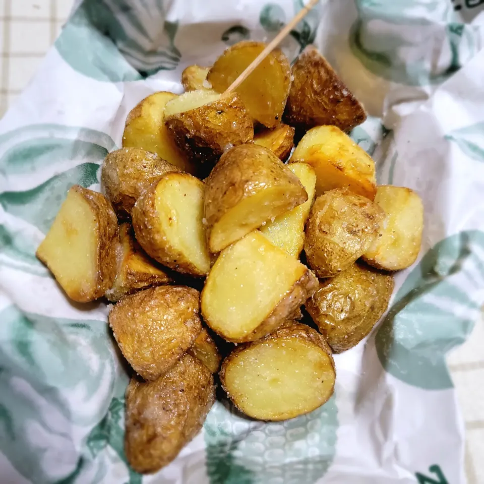 新じゃがいもがスーパーにならんだら　　すしのこで【無限すっぱポテトフライ】|みるくここあさん