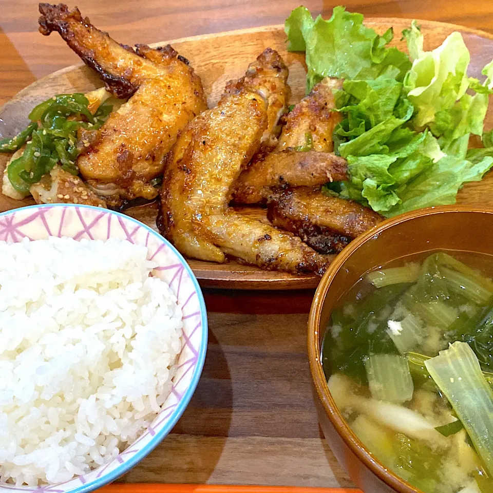 手羽先の甘辛焼（コチュジャン砂糖醤油）小松菜、豆腐、しめじの味噌汁、ピーマンとちくわの金平|りえはるさん