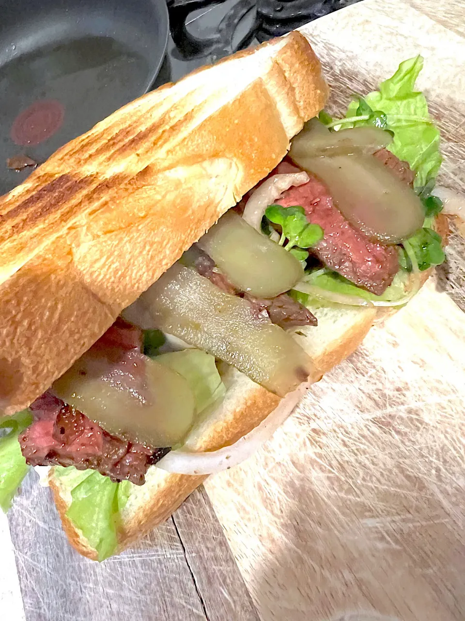 ローストビーフサンド　バターをしっかりパンに塗ってピクルス多めに入れるとホテルのルームサービスの味|ochihekoさん