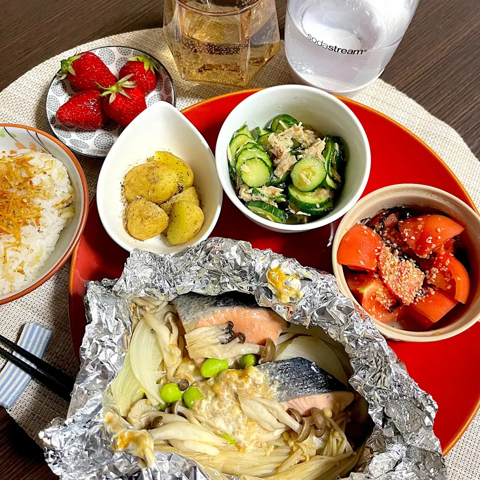 4/22晩ご飯：鮭のホイル蒸し|ななみんさん