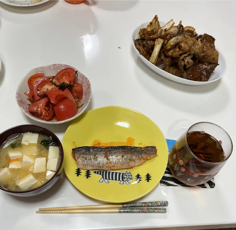 作り置きとアルモンデ晩御飯☆トマトサラダ☆豚の生姜焼き☆にしんのみりん干し☆みそ汁（乾燥キャベツ・乾燥ワカメ・玉葱・豆腐）|Saharaさん