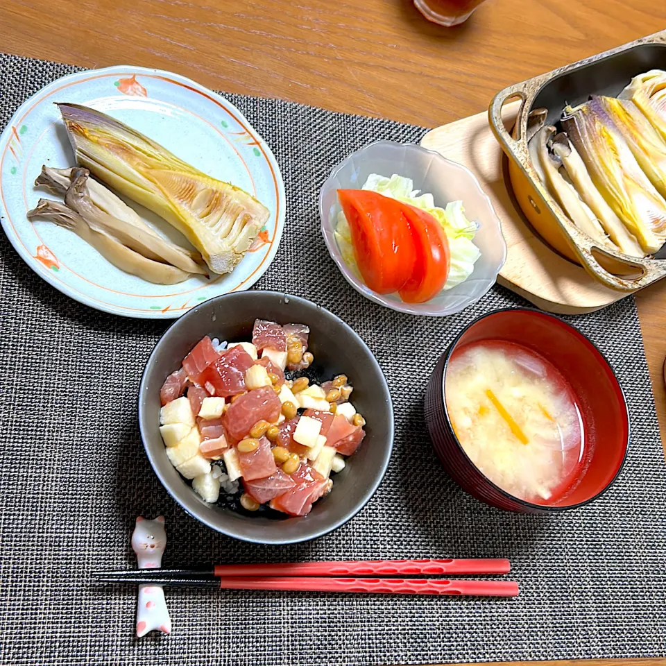 親戚からタケノコをいただいたので…焼きタケノコ、マグロ納豆丼、サラダ、お味噌汁(玉ねぎ、人参、タケノコ)|柚子きりかさん