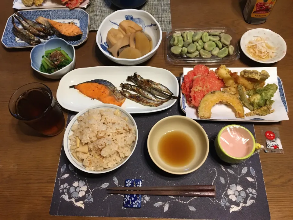 筍ご飯、筍の煮物、焼き鮭、子持ちししゃもの網焼き、天ぷら盛り合わせ、そら豆、なます、小松菜のお浸し、烏龍茶、いちごミルクゼリー(夕飯)|enarinさん