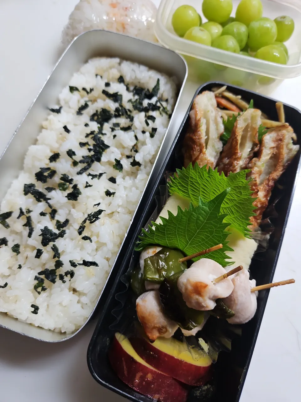 ☆高校生弁当☆もち麦入りごはん、若芽、金平牛蒡、竹輪磯揚げ、高野豆腐、焼き鳥、薩摩芋レモン煮、ぶどう、おにぎり|ｼｮｺﾗさん