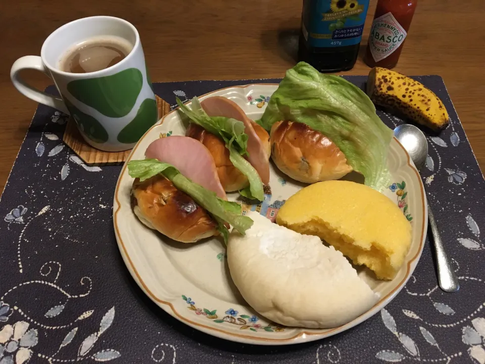レーズンロールパントーストサンドイッチ、芳杏仁蒸しパン、練乳パン、ホットコーヒー、バナナ(朝ご飯)|enarinさん