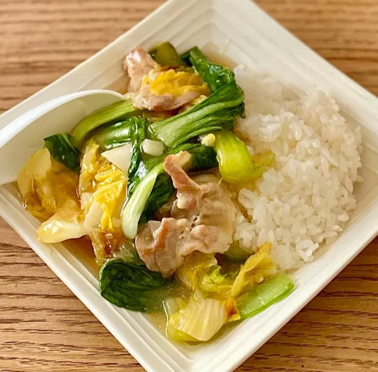 「豚バラと青菜の餡かけごはん」
卵スープと胡瓜の甘酢を添えて
昼ごはん💦|ばくあんしゃさん