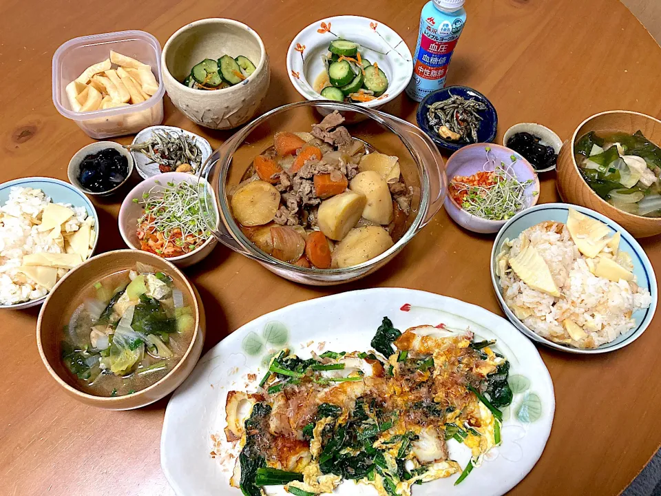 肉じゃが＊筍ご飯＊ほうれん草と竹輪のチャンプルー＊キムチひきわり納豆＊ワカメと新玉のお味噌汁＊黒豆＊きゅうりのマリネ＊ナッツ入り田作り＊チョコちゃんが絶賛してくれてた母の粕漬け＊ヨーグルトドリンク|さくたえさん