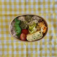 ブロッコリーと胸肉のバジルソテー、ねぎ入り卵焼き など弁当|自炊始めたよんさん