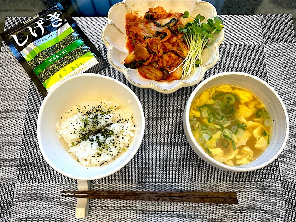 休日の朝ごはん🍚
先日無添加のキムチをいただいたので、豚キムチに♪|yokoさん