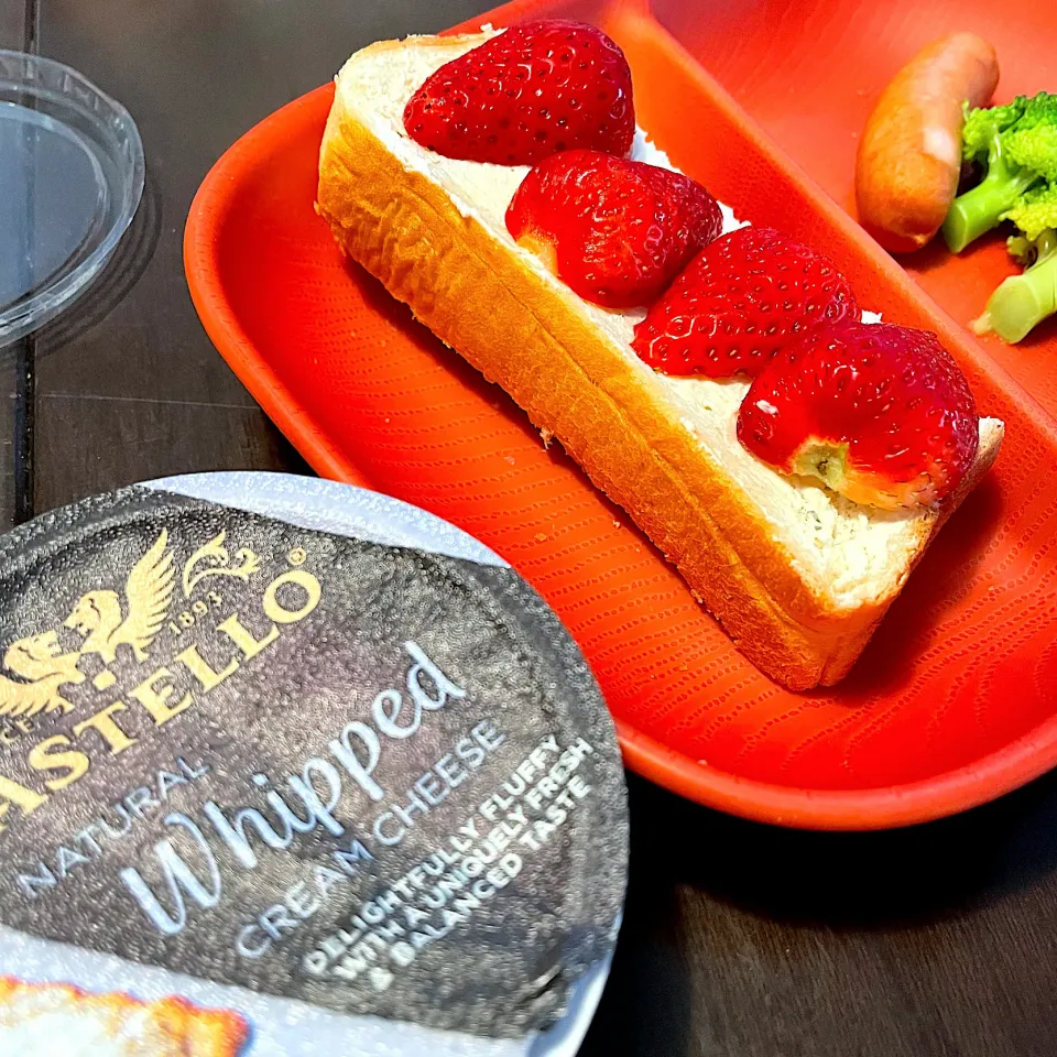 いちごとCASTELLOクリームチーズのトースト|DKさん