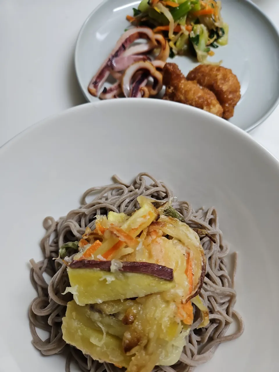 ☆夕飯☆野菜かき揚げそば、甘辛チキン、イカ、もやしナムル|ｼｮｺﾗさん