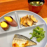 焼き鯖　大根の塩昆布炒め　ピーマンナムル　焼き芋　キムチ味噌汁|とゆあさん