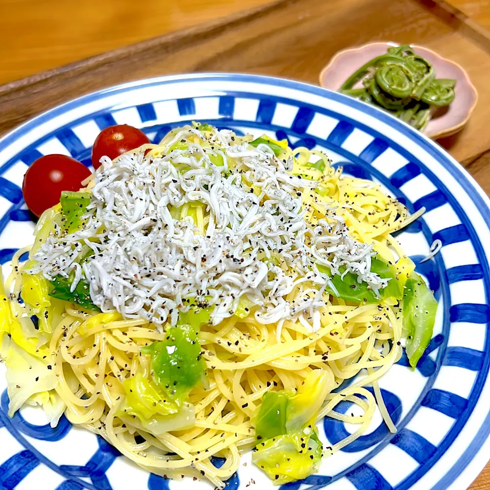 春キャベツとしらすのパスタ　こごみのおかか和え|🍮ぷりぷりざえもん🍮さん