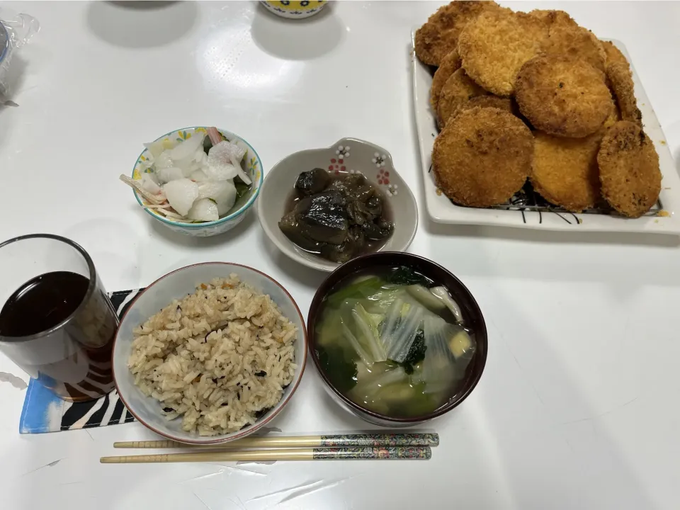作り置きとアルモンデ晩御飯☆揚げなすの煮浸し☆浅漬け（大根・胡瓜・カニカマ）☆ハムカツ☆梅ひじきの炊き込みご飯☆すまし汁（白菜・しめじ・揚げ・ほうれん草）|Saharaさん