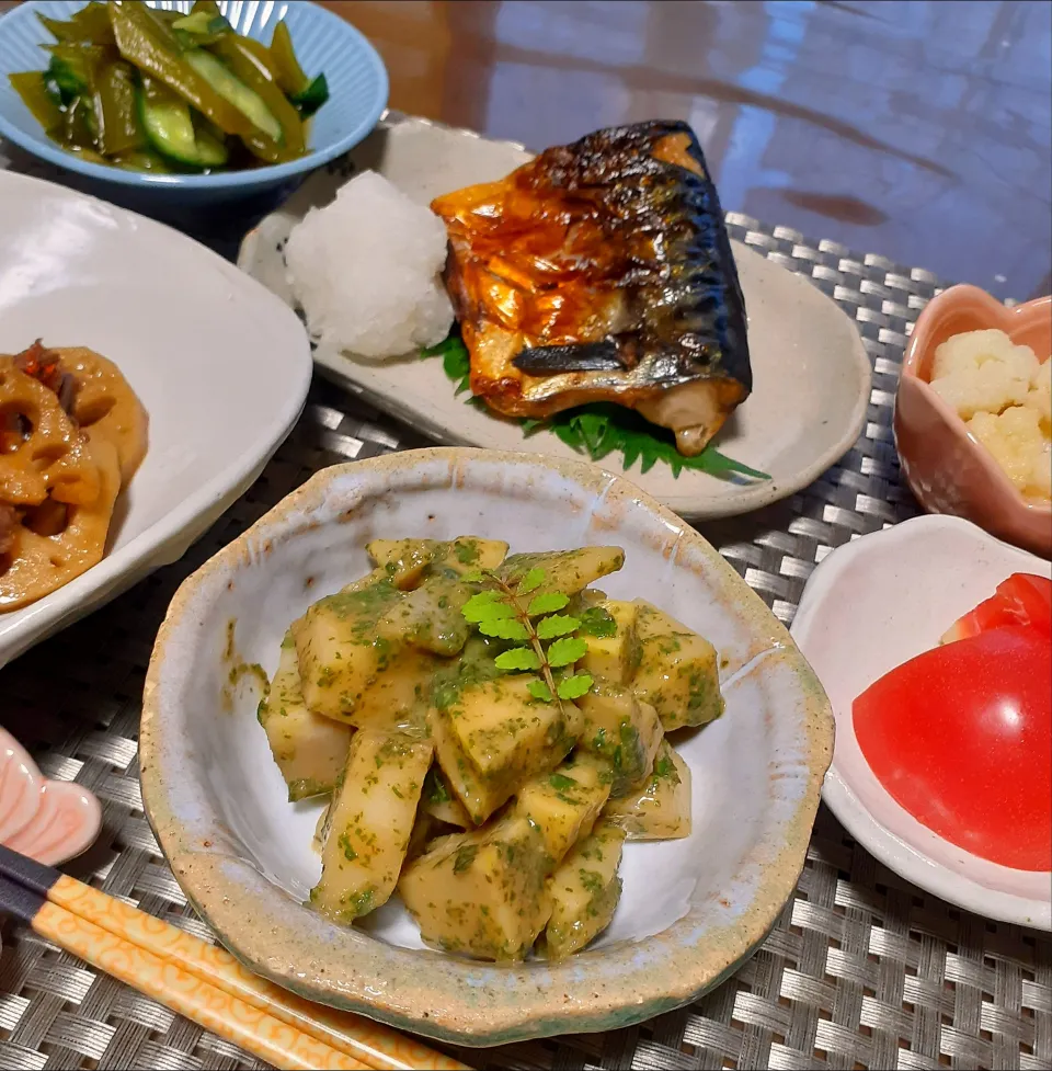 おつまみ色々～🍶　　　　　　　　　　　　　　　　　　　　　　　　筍木の芽和え　新ワカメ茎ポン酢　レンコンきんぴら　焼き塩鯖　　　カリフラワー甘酢　　|びせんさん