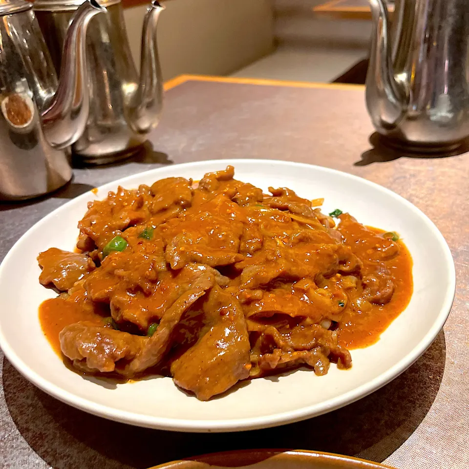 Fried flat rice noodles with beef in satay sauce|skyblueさん