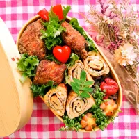 鶏カラ弁当
　鶏の唐揚げ
　シャウエッセン
　だし巻きたまご

美味しくできました✨|ふかふかごはんさん