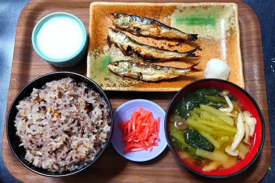 今日の朝ごはん（十六穀ごはんにめざし（いわし丸干し）、とろろ、タアサイとぶなしめじのみそ汁、岩下の紅生姜）|Mars＠釜飯作り研究中さん