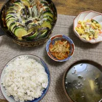 ズッキーニとナスチーズ焼き　マカロニサラダ（作り置き）　ジャガイモと人参のきんぴら　麦ご飯　味噌汁|♡misaki♡さん