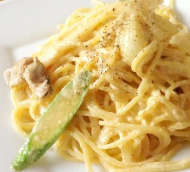 「Tuna and Asparagus Cream Pasta」
久しぶりにクリームパスタ🍝
サラダとパンを添えて 昼ごはん💦|ばくあんしゃさん