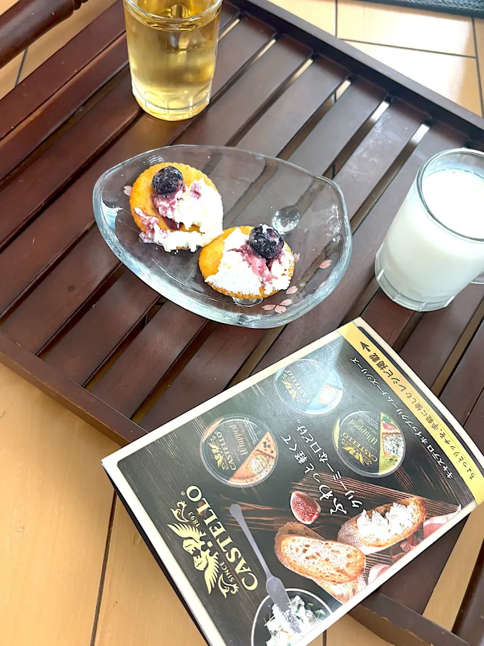 キャステロホイップクリームチーズに蜂蜜漬けブルーベリーを添えて|みうのすけさん