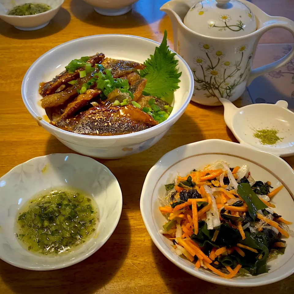 あじ竜田の蒲焼き丼御膳（だしと汁付き）と、野菜と海苔の和物|もえさん