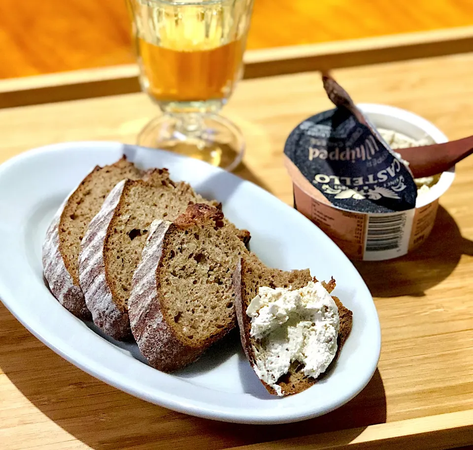キャステロホイップクリームチーズペッパー➕オーストリアのロッゲンミッシュブロート|マユマユさん