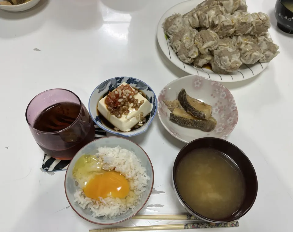 晩御飯☆焼売☆アブラカレイの煮付け☆冷奴（キムチ・天かす・醤油・ごま油）☆卵かけご飯☆インスタントみそ汁|Saharaさん