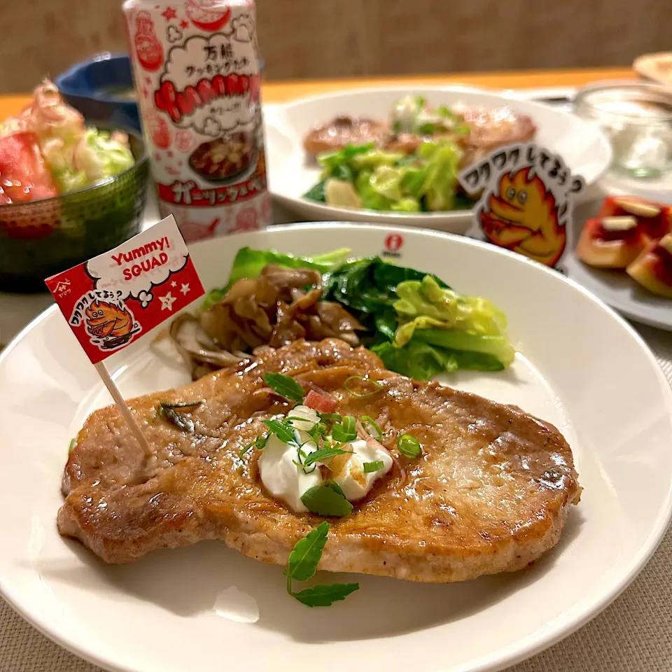 ガーリック＆ペッパーポークソテー　ギリシャヨーグルトと薬味乗せ|むぎこさん