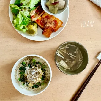 Snapdishの人気料理写真:ご飯を食べよう しらす干しと炒り卵丼