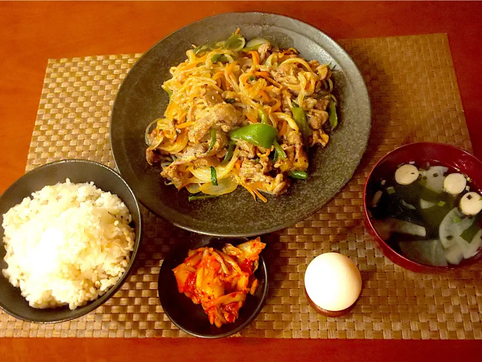 Today's dinner🍴ｷﾑﾁ･白滝ﾁｬﾌﾟﾁｪ･もち麦ご飯･わかめと大根のｽｰﾌﾟ|🌈Ami🍻さん