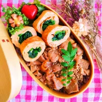 豚丼弁当
　豚しぐれ煮
　シャウエッセン
　ほうれん草出汁巻きたまご

美味しくできました✨| ふかふかごはんさん