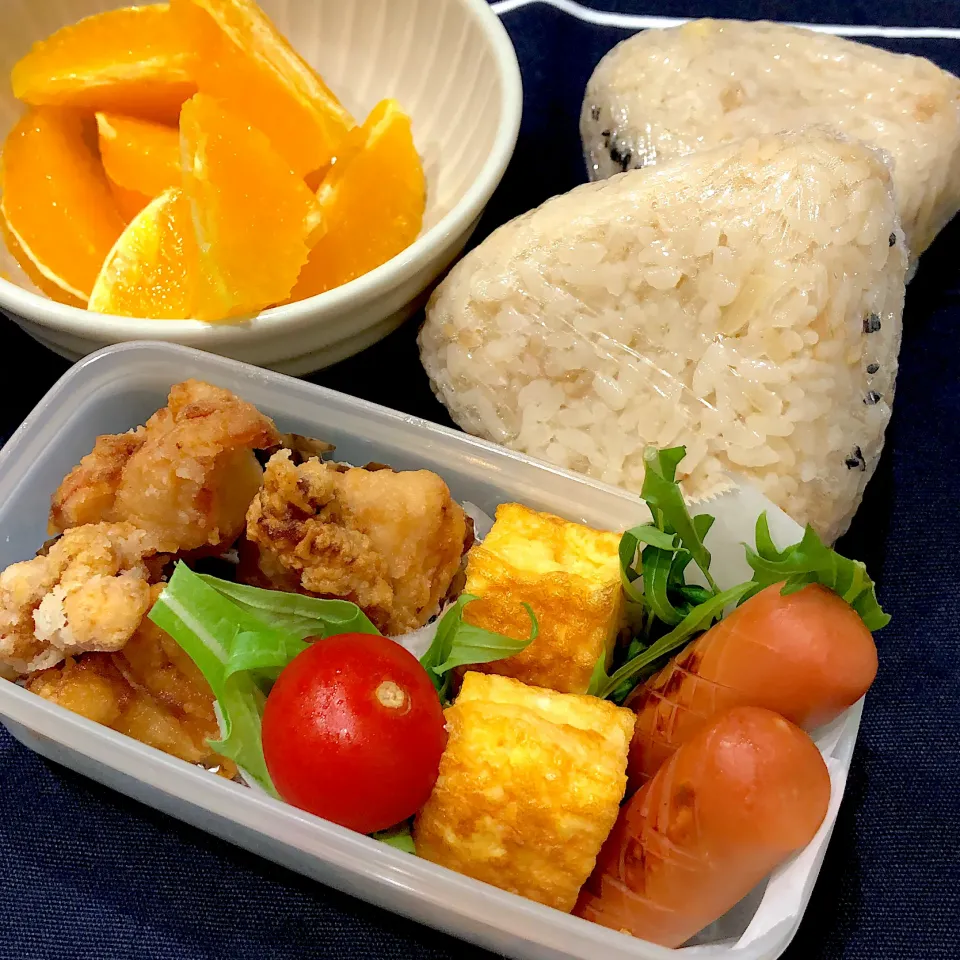 筍ご飯のおにぎり、鶏から、たまご焼き、ウインナー、水菜、ミニトマト、オレンジ|きらきらさん