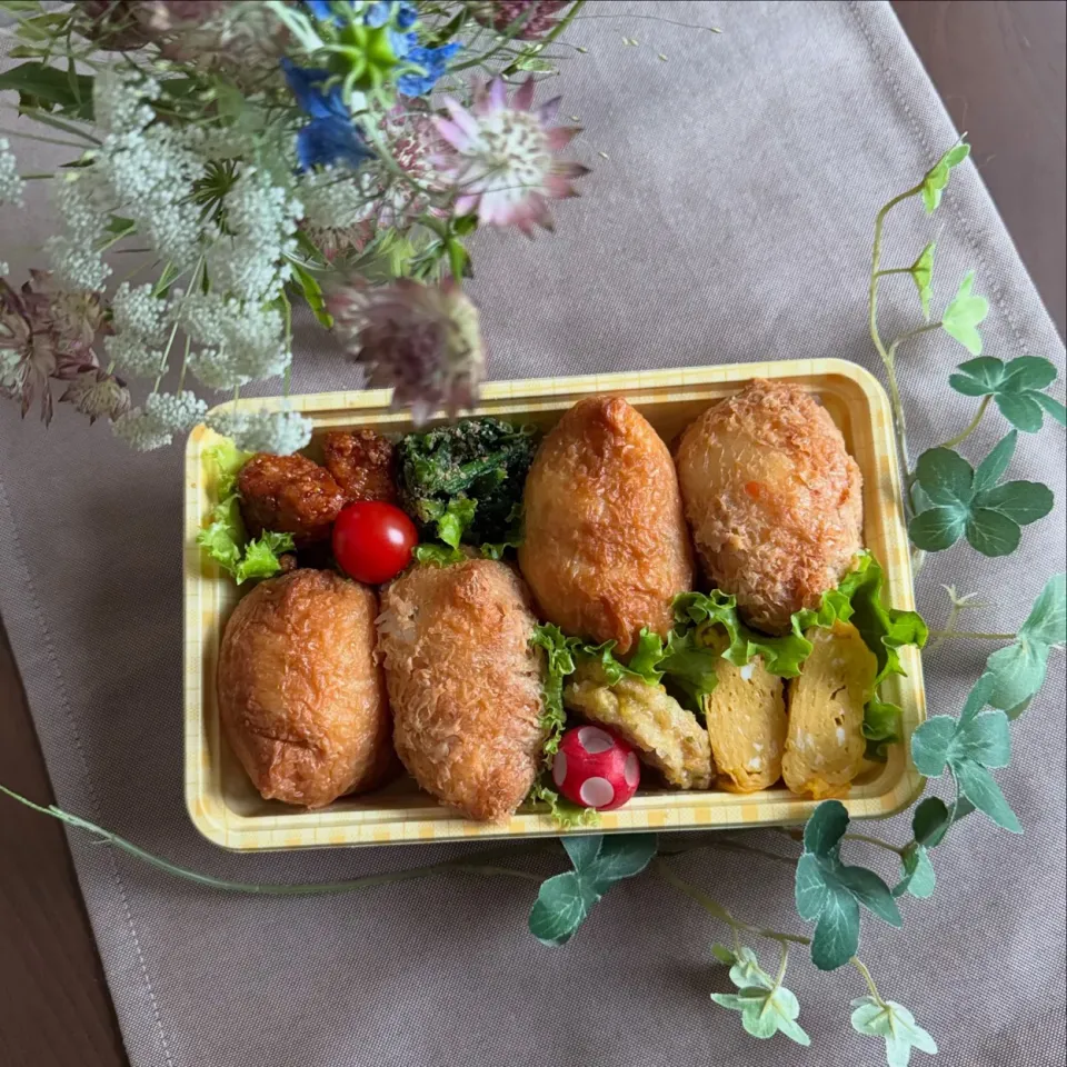 4/25❤︎主人の五目いなり寿司弁当🌱

＊ 五目いなり寿司
＊ たまご焼き
＊ 蓮根の挟みあげ
＊ 甘酢から揚げ
＊ほうれん草の胡麻和え|Makinsさん
