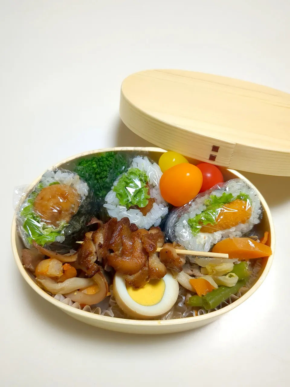 健ちゃん弁当　肉団子のおにぎり・唐揚げのおにぎり・エビフライのおにぎり・イカとエビの炒め物・煮卵・野菜炒め・やきとり・プチトマト・ブロッコリー|森田実和さん