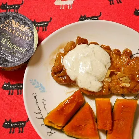 「キャステロ ホイップクリームチーズ ガーリック」を使ってみたSnapdishの料理・レシピ写真:CASTELLOのホイップクリームチーズ（ガーリック）でつくったチーズソースがけポークステーキ✨
