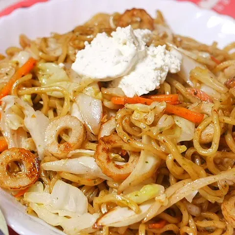 「キャステロ ホイップクリームチーズ ガーリック」を使ってみたSnapdishの料理・レシピ写真:焼きそばにCASTELLOのホイップクリームチーズガーリック✨　パンチと酸味が効いててマヨとはまた違う美味しさ🎉🎊